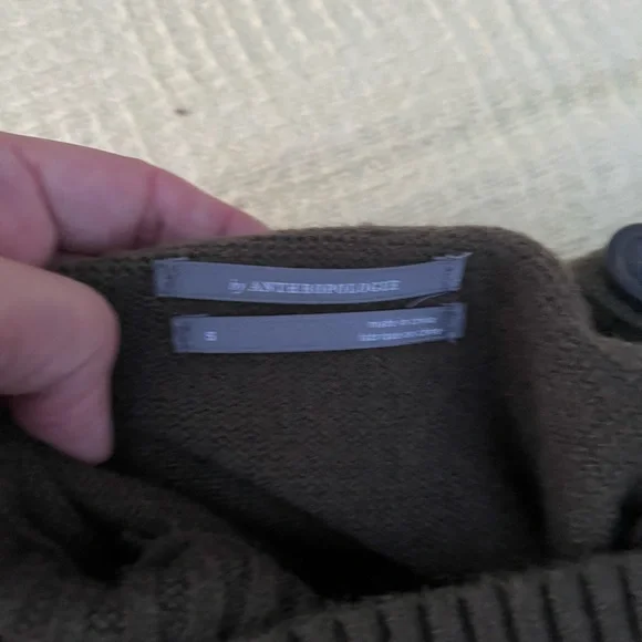 Anthropologie Women’s Small (Oversized) Green Sweater with Button Embellishment - Picture 5 of 8